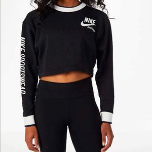 Cropped Nike sweater